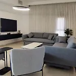 Yalarent Seasons 4 Bedroom Apartment With Jacuzzi